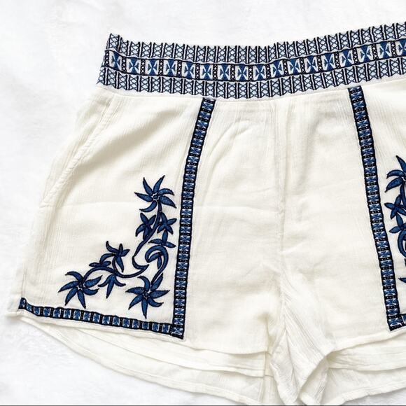 Lucky Brand Ivory blue embroidered shorts medium boho - Picture 3 of 7
